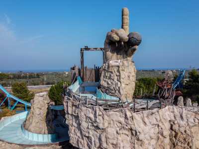 ...a cui venne dato il soprannome di �terra dei giganti�, data la presenza di enormi statue che sbucavano dal suolo